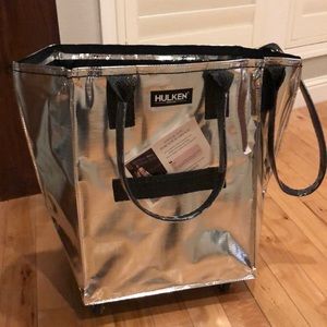 Hulken medium sized roller bag